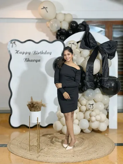 The full setup for the elegant black and white bow-themed birthday.
