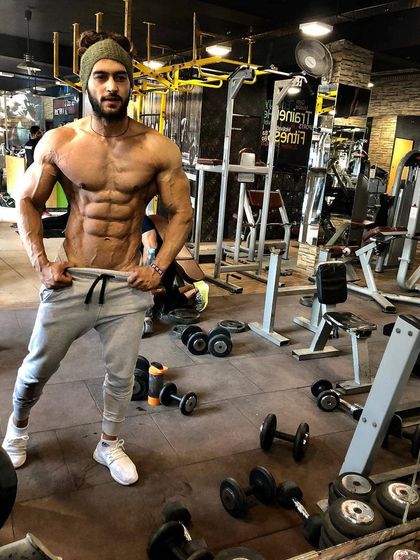 This is my therapy and my life. A full-body pose showing the results of a lifestyle dedicated to fitness. This is the physique we can build together.