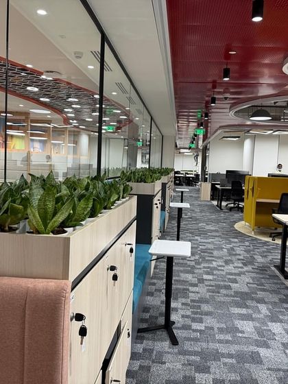 A closer look at the integrated planters and seating at Prudential. This design encourages informal collaboration and breaks in a setting that feels connected to nature, promoting a more balanced workday.