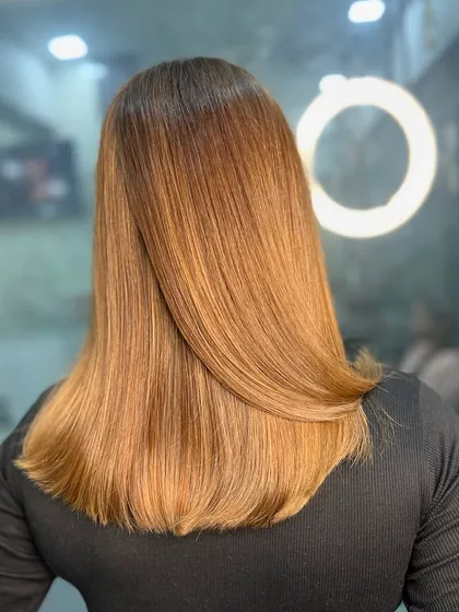 A sleek and straight look to show off this stunning golden-copper colour. This is a fantastic way to lighten up your look while keeping it natural and glowing.