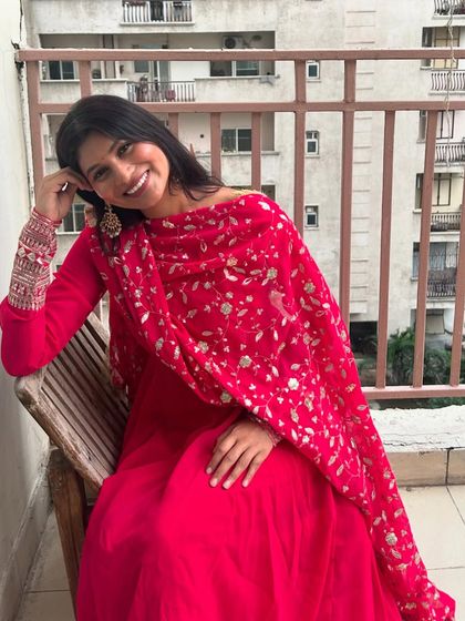 A final portrait in this festive look. The combination of the bright color, detailed embroidery, and traditional jewelry creates a complete and polished festive style.