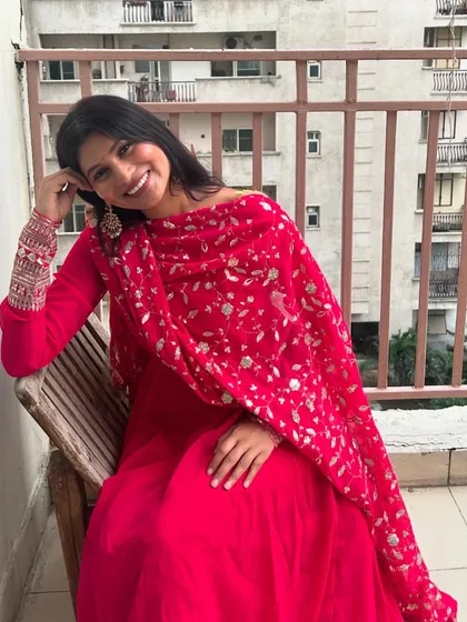 A final portrait in this festive look. The combination of the bright color, detailed embroidery, and traditional jewelry creates a complete and polished festive style.