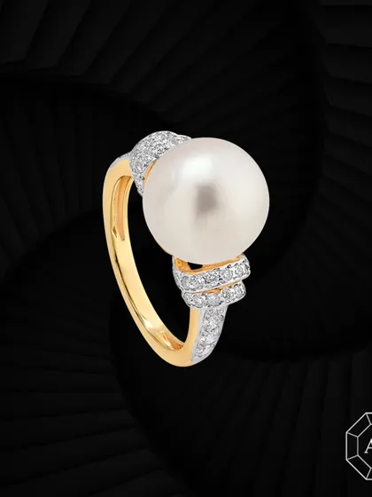 Make a bold statement with our South Sea pearl and round diamond ring in 18k gold. Featuring a rare, stunning pearl as the hero, this ring is a unique blend of elegance and exclusivity.