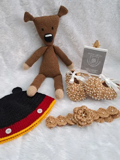 A fantastic gift for a Disney fan, this hamper includes a Mr. Bean-style teddy, a Mickey Mouse beanie, and a matching brown pearl-studded bootie and headband set.
