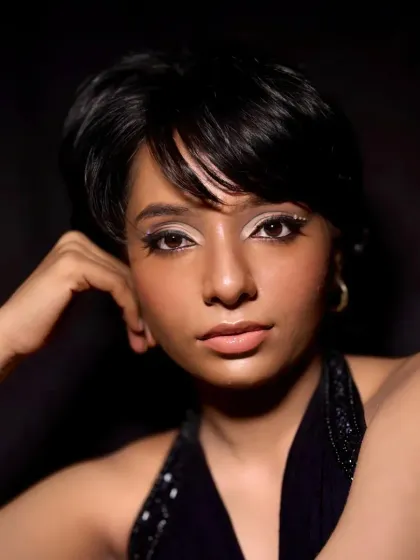 A direct gaze captures the intensity of this airbrush glam look. The sharp winged liner and perfectly blended eyeshadow create a captivating and polished appearance.