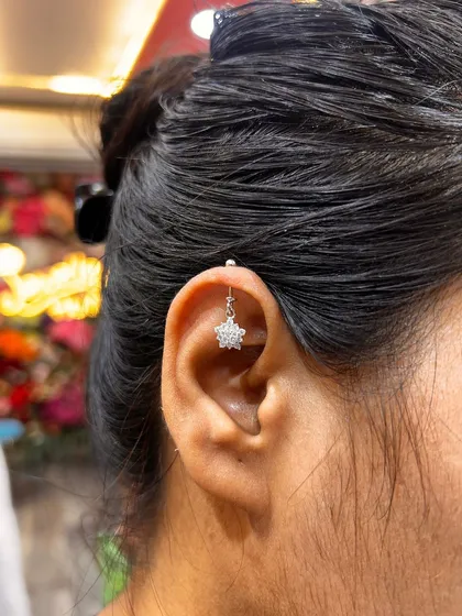 A beautiful star-themed helix hanging, perfect for adding a touch of celestial sparkle to your ear. This piece is crafted from pure 925 sterling silver.