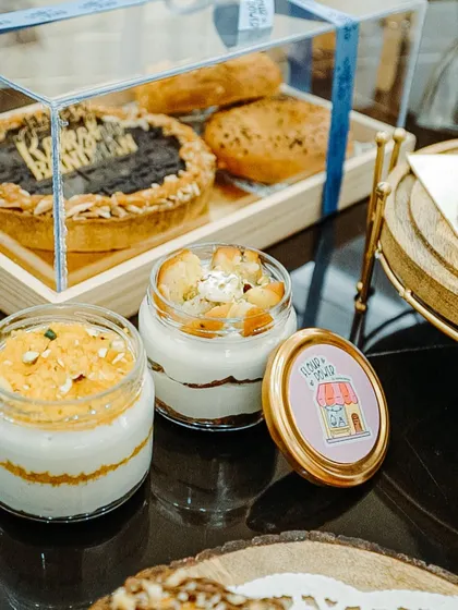 My handcrafted Rakhi gift hampers are 100% eggless with Jain options available. This one features dessert jars alongside a beautiful tart.