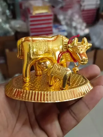 Yeh usi Cow and Calf murti ka gold-plated version hai. Gomatha ko ghar mein rakhna bahut shubh maana jaata hai.