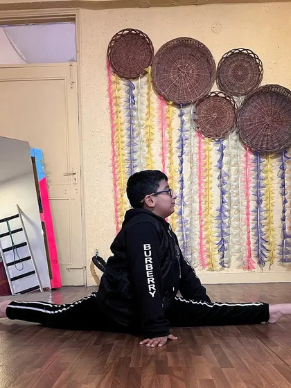 This student holds a perfect center split, showing excellent form and alignment. This is a result of regular practice and our detailed coaching.