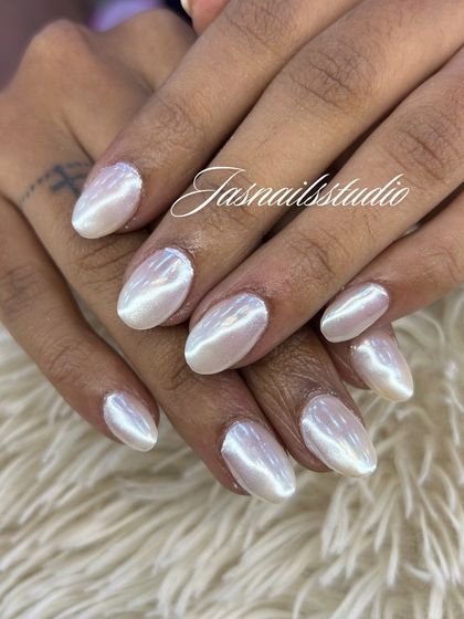 The viral "glazed donut" look. This is a pearly white chrome powder over a neutral base, giving a clean, healthy, and beautifully iridescent shine.