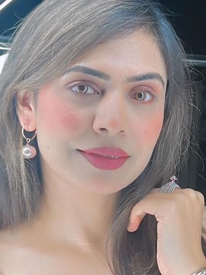 This is a soft, everyday glam look that I teach in my self makeup course. It's perfect for anyone who wants to learn how to do their own makeup for parties or events without it looking too heavy.