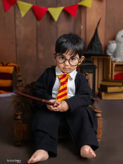 Wingardium Leviosa! Bringing a little bit of Hogwarts magic to the studio with this Harry Potter themed session. It's so much fun to capture a baby's serious wizarding expression, complete with a wand and Gryffindor tie.