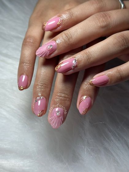 A full view of this unique and elegant seashell-themed manicure.
