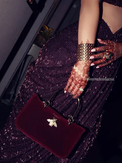 Another look at this beautiful stain, showing how it complements the client's outfit and accessories.