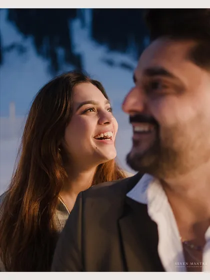 A smile illuminated by the golden winter sun. We chase the perfect natural light to create stunning, heartfelt portraits during our mountain pre-wedding shoots.