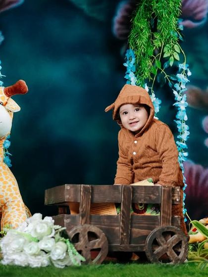 A slightly different angle of our adorable jungle-themed studio session, filled with friendly stuffed animals.