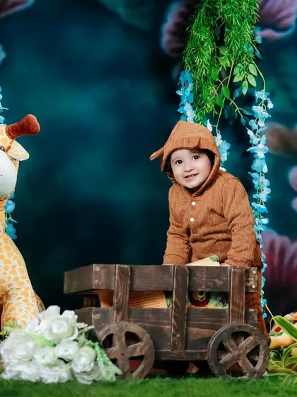 A slightly different angle of our adorable jungle-themed studio session, filled with friendly stuffed animals.