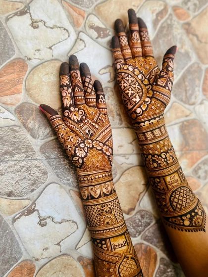 Intricate Bridal Mehendi photo 43