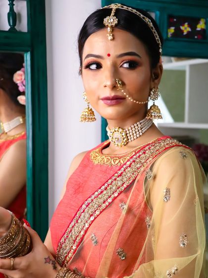Keep it real and see the magic. This bride looks effortlessly beautiful in her simple yet elegant makeup and traditional attire.