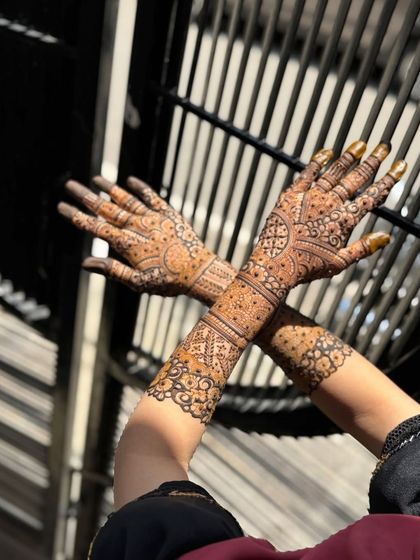 The design shown in natural sunlight, which highlights the texture of the fresh henna paste.