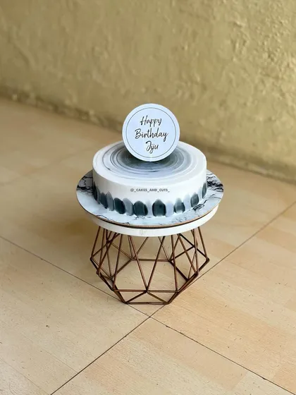 A simple and classic cake with a grey watercolor effect, perfect for a sophisticated men's birthday cake.