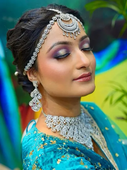 The soft, blended eyeshadow and perfect lashes are the focus here. You will get extensive practice in lash application and eye makeup techniques.