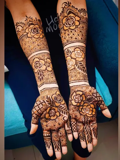A clear, full view of the beautiful rose-covered mehandi design.
