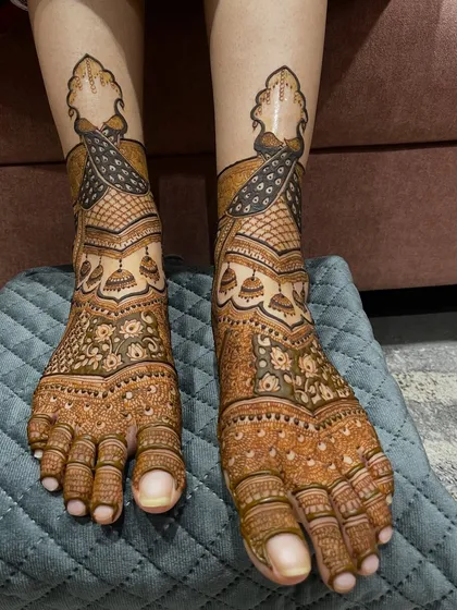 A final shot of the peacock feet design, showcasing its beauty and elegance. This is a timeless choice for any bride.