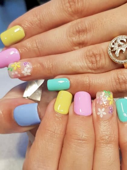 The beauty of colors always stands out. This playful set features a mix of solid pastel shades with floral accent nails for a fun and vibrant spring manicure.