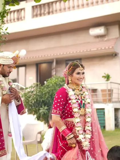My makeup is designed to look beautiful not just up close, but also in your official wedding photos. Here you can see how the bride's makeup looks fresh and radiant during the outdoor ceremony.