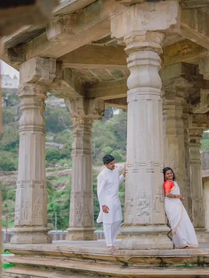 Using the majestic pillars of a heritage temple as a natural frame for this pre-wedding portrait. I find that historic locations add a timeless and grand feel to love stories.