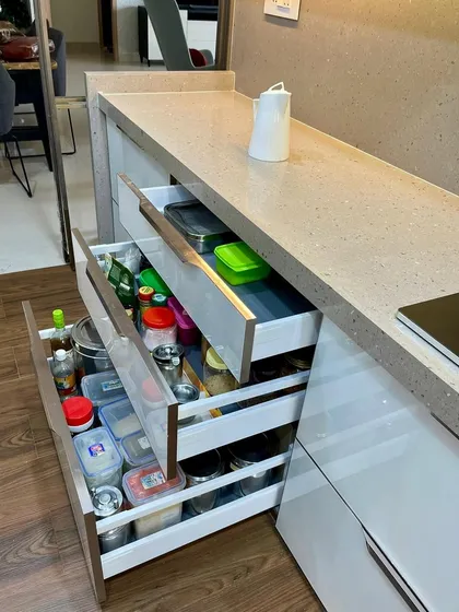 Our tandem drawers offer layered storage, allowing you to organize more items within a single deep drawer. This is perfect for plates, bowls, and other daily-use crockery.