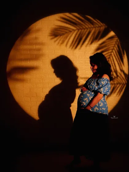Sometimes, the most powerful images are the simplest. I use creative lighting and shadows to create artistic silhouettes that beautifully highlight the form and emotion of pregnancy.