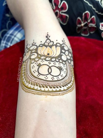 A simple yet elegant armband design with engagement rings, perfect for a minimalist look.