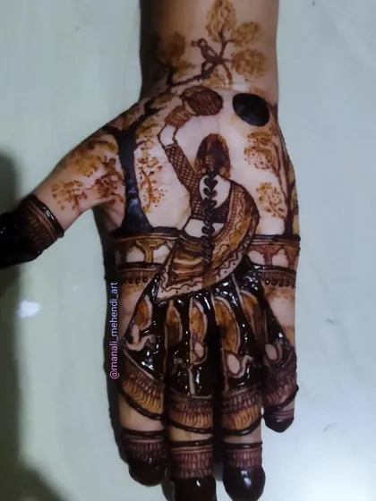 A custom design for the Karva Chauth festival, depicting a woman looking at the moon through a sieve. This is an example of how we can create a unique, story-telling mehandi for any celebration.