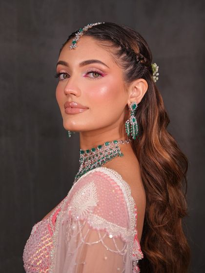 The pop of pink liner adds a playful touch to this otherwise soft and romantic look, perfectly complementing the pink and green in the outfit.