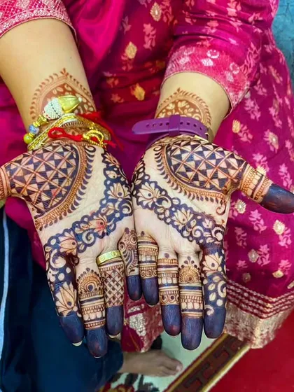 This is what we call stain goals. The deep, almost black color of the henna is the result of high-quality paste and proper aftercare, ensuring your design looks stunning for days.