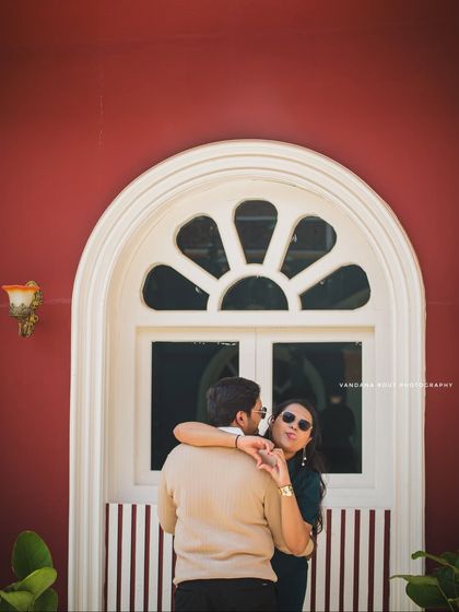 Using bold architecture and creative angles to tell a modern love story. This shoot at a curated location in Bangalore shows how we can play with different settings for a diverse album.