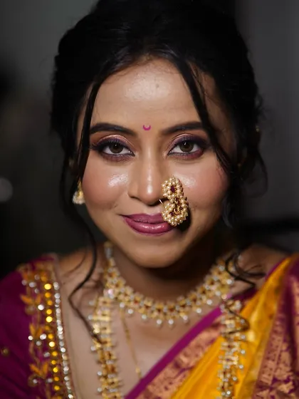 A direct gaze, full of confidence. The defined eyes and flawless base come together to create a look that is both powerful and beautiful.