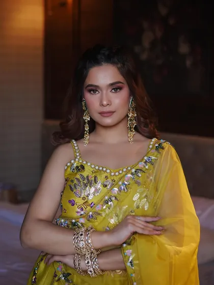 Haldi looks are my favorite opportunity to play with color! For this look, I paired a vibrant yellow outfit with a fun pop of pink on the eyes for a fresh, joyful, and photo-ready result.