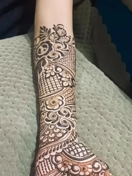 A full-arm design with a focus on floral and net patterns, a great choice for a bridesmaid.
