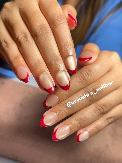 A modern twist on two classics. I combined a French manicure with a cat eye effect, using a bold red for the tips and a shimmery nude for the base. The result is chic and eye-catching.