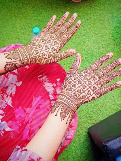 A classic and popular choice: the full-coverage jaali or net pattern on the back of the hands.