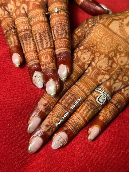 This engagement set is all about soft elegance. I used a pearly white finish with delicate gold-lined tips and personalized initials, designed to look beautiful against the rich color of mehendi.