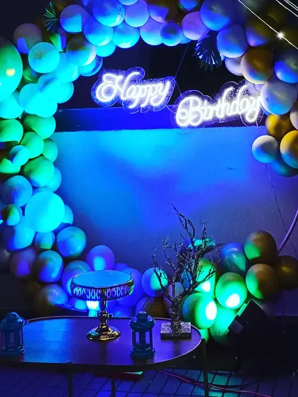 The party continues with cool blue lighting. Our use of adjustable PAR lights allows us to change the mood and ambiance of the party throughout the evening.