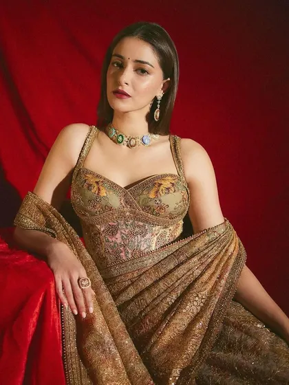 Seeing Ananya Panday in my handcrafted Navratna concept set was a beautiful moment. The vintage-style micromosaic choker and matching earrings were designed to complement the archival prints of her couture, creating a timeless look.