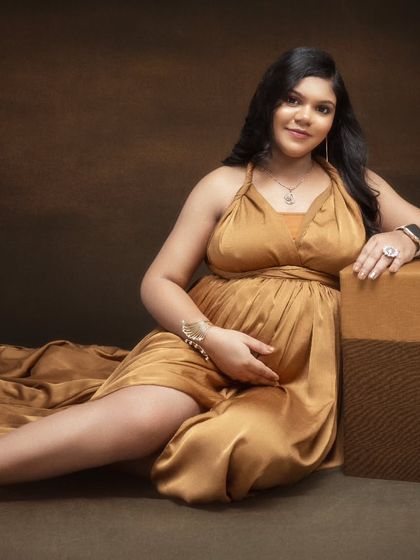 Golden hour, timeless memories. This frame is proof of the magical phase of pregnancy, a perfect blend of elegance, warmth, and emotion.