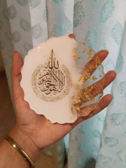 This is a sacred piece I created, a geode-style resin plaque featuring Ayatul Kursi in beautiful calligraphy. The white and gold design creates a serene and elegant decor item.