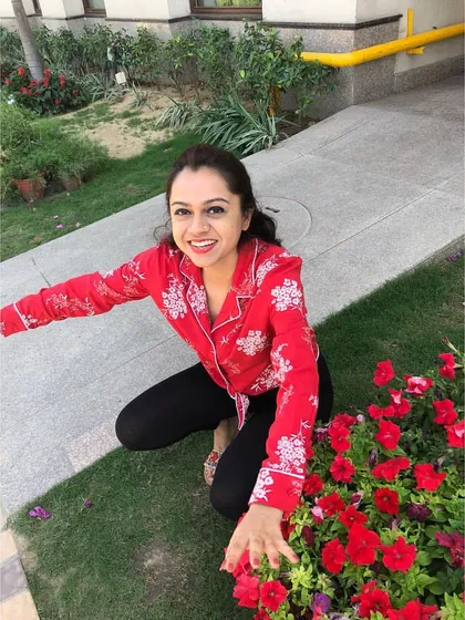 A bright, floral-print shirt paired with simple black leggings creates a comfortable yet festive look. This is a great option for a casual festive gathering where you want to look stylish without being overdressed.