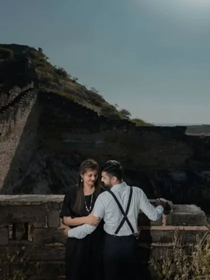 A stunning pre-wedding photoshoot at a historic location, showcasing a couple's romantic moment. I can help you find the perfect location and photographer.